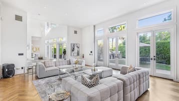 Luxury House, Multiple Beds, Private Pool, Mountain View | Interior