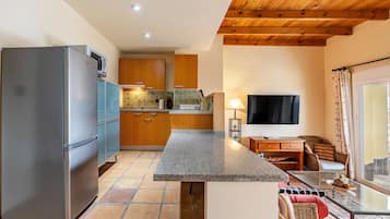 Kühlschrank, Mikrowelle, Herdplatte, Geschirrspüler