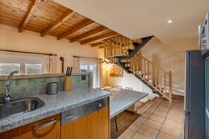 Geladeira, micro-ondas, cooktop, lava-louças