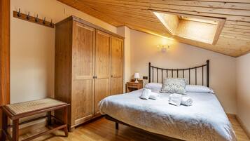 3 slaapkamers, een strijkplank/strijkijzer, gratis wifi, beddengoed