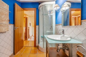 Douche, sèche-cheveux, serviettes fournies