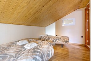 3 slaapkamers, een strijkplank/strijkijzer, gratis wifi, beddengoed
