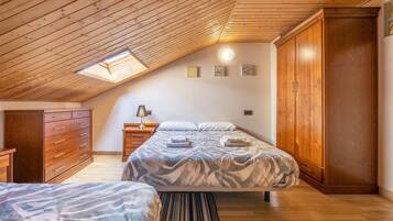 3 slaapkamers, een strijkplank/strijkijzer, gratis wifi, beddengoed