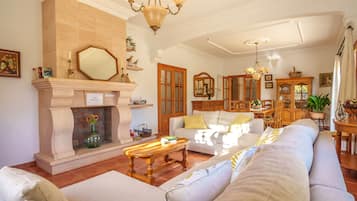 Una televisión, una mesa de tenis de mesa