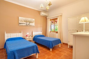 5 bedrooms, iron/ironing board, free WiFi, bed sheets