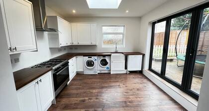 Lovely 4-bed House in Central Wolverhampton