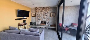 Una Smart TV, una chimenea