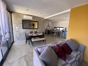 Una Smart TV, una chimenea