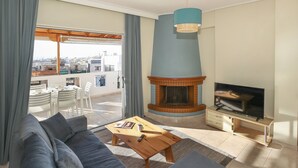 Ein modernes Wohnzimmer mit einer Couch, einem Couchtisch und einem Kamin.