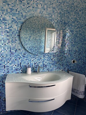 Douche, sĂšche-cheveux, bidet, serviettes fournies