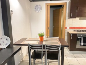 Dining - Cleo Margaret (Ancona)