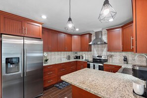 Fridge, microwave, oven, stovetop - St. Pete's Joy Lounge Escape (St. Petersburg)