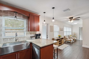 Fridge, microwave, oven, stovetop - St. Pete's Joy Lounge Escape (St. Petersburg)