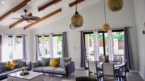 Ein modernes Wohnzimmer mit Sofa, Couchtisch und Essbereich.