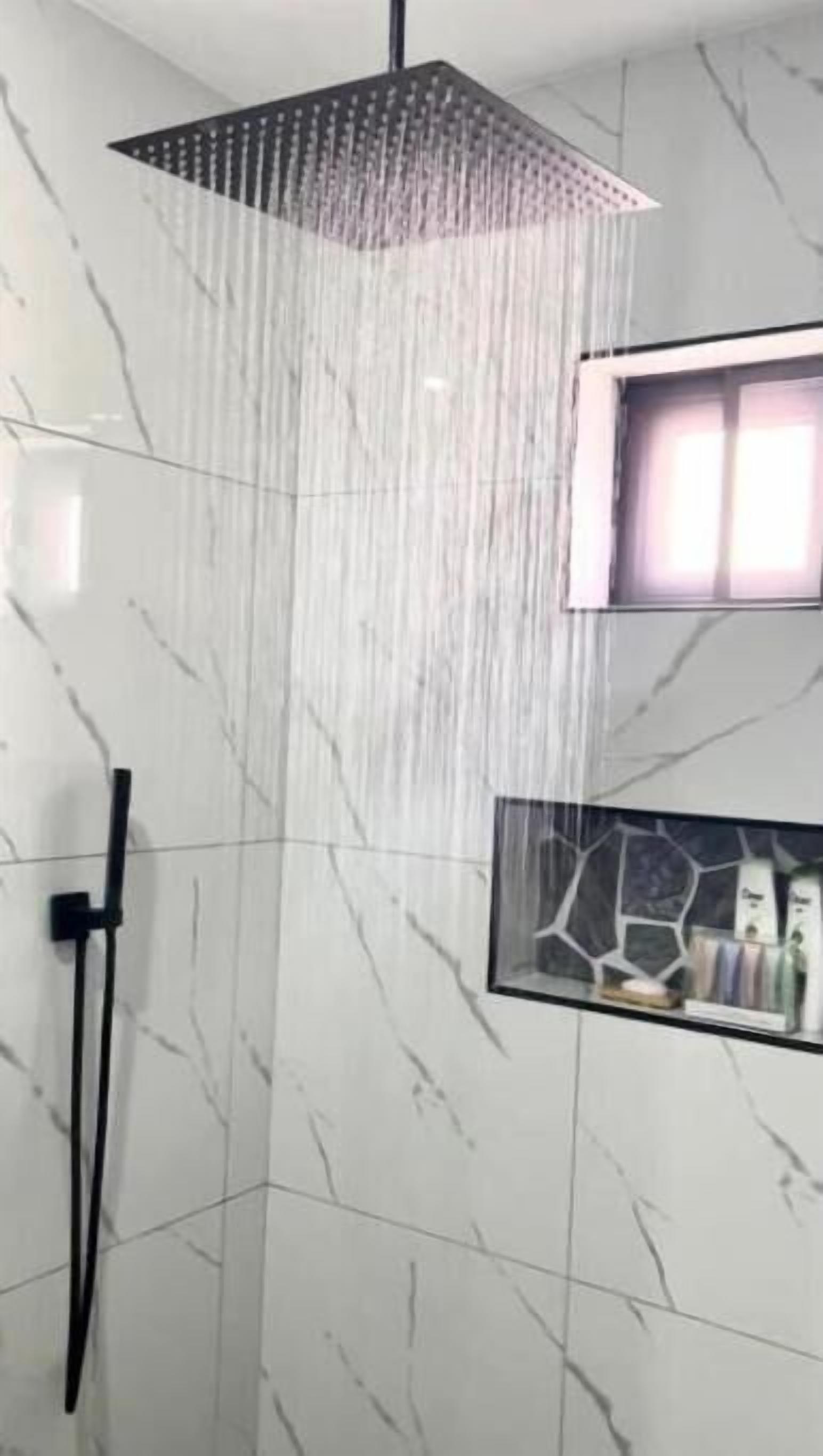 Ducha, secador de pelo, toallas, jabón