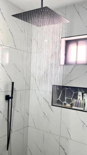 Dusche, Haartrockner, Handtücher, Seife