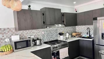 Refrigerador, microondas, horno y parrilla de estufa