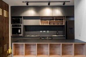 Microwave, stovetop, coffee/tea maker, blender - Morph 902-Luxury Apt in Poblado/Jacuzzi/Balcony (Medellín)