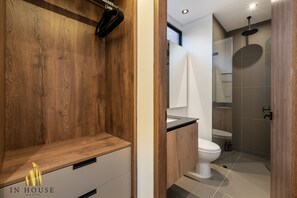 Dusche, Haartrockner, Handtücher, Seife