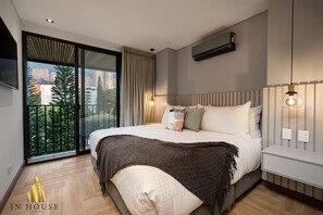 3 bedrooms, in-room safe, desk, iron/ironing board - Morph 902-Luxury Apt in Poblado/Jacuzzi/Balcony (Medellín)