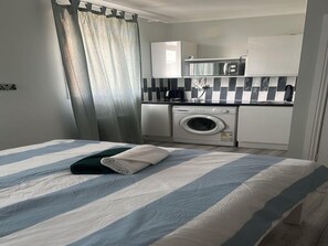 Apartment | 1 bedroom, iron/ironing board, free WiFi, bed sheets - Apartment - Sleeps 2 - Acton Park & Stn Close (London)
