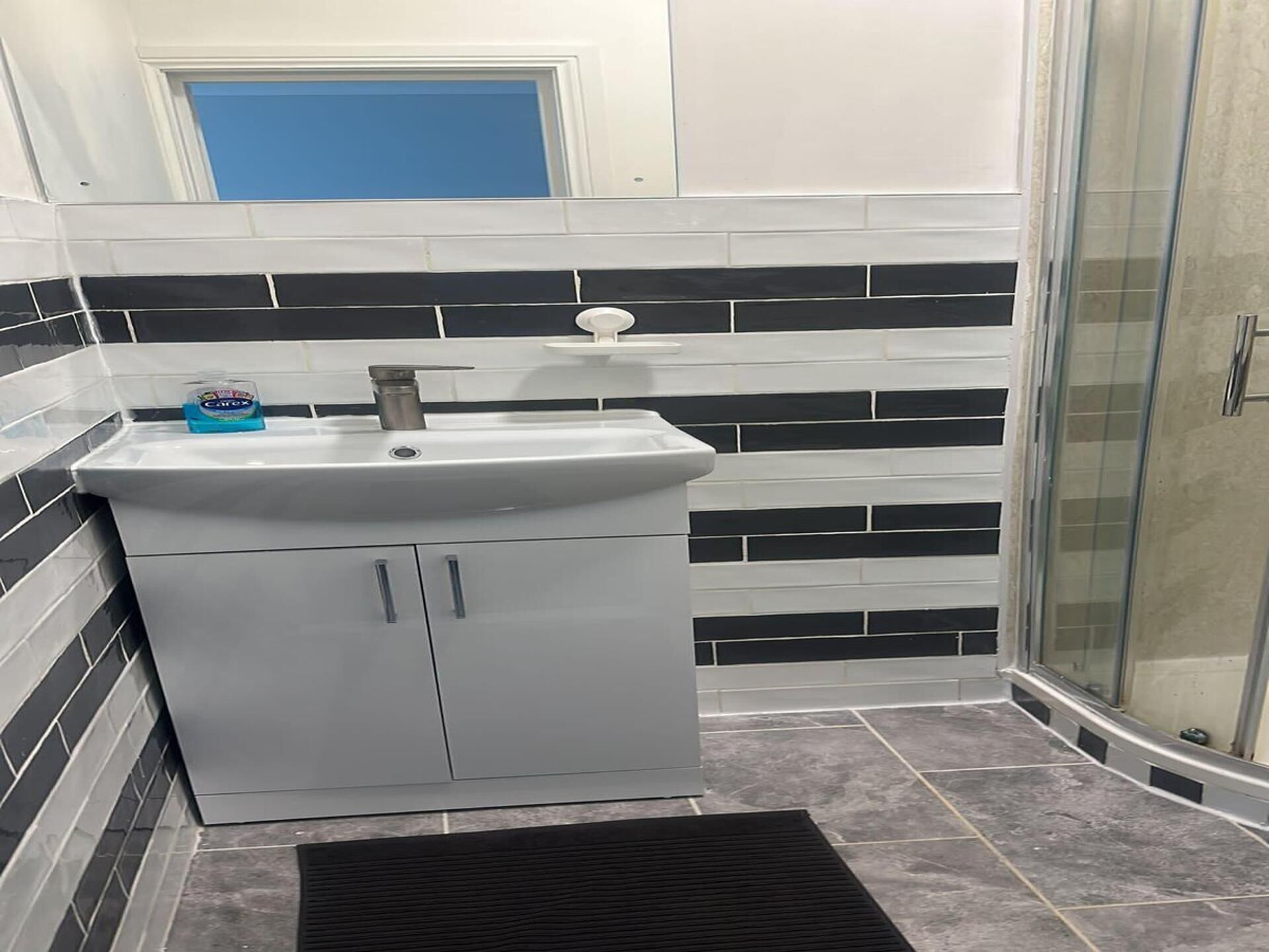 Apartment | Bathroom | Shower, hair dryer, towels