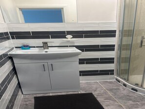 Apartment | Bathroom | Shower, hair dryer, towels - Apartment - Sleeps 2 - Acton Park & Stn Close (London)