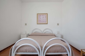 3 chambres, fer et planche à repasser