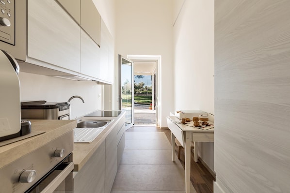 Kjøleskap, mikrobølgeovn, kokeplater og oppvaskmaskin