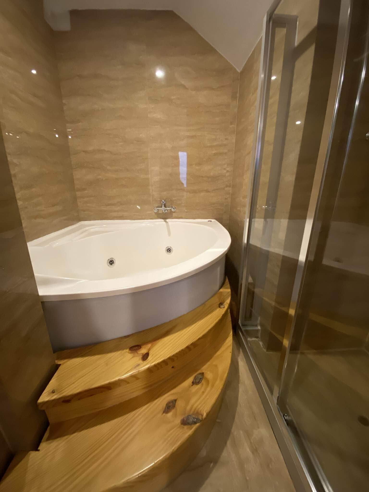 Suite Eksklusif, 1 kamar tidur | Kamar mandi | Handuk