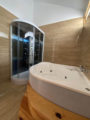 Family Studio Suite, Multiple Beds, River View | Bathroom | Towels