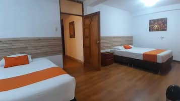 Habitación triple superior, 1 habitación | 1 dormitorio, tabla de planchar con plancha, wifi gratis y ropa de cama