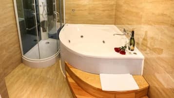 Family Studio Suite, Multiple Beds | Bathroom