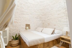 5 bedrooms, iron/ironing board, Internet, bed sheets