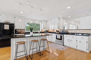 Geladeira, micro-ondas, fogão, cooktop