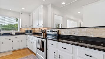 Kylskåp, mikrovågsugn, ugn och spishäll