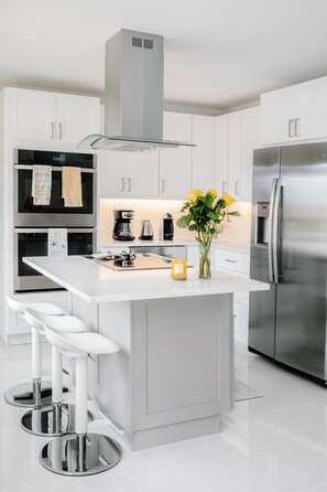 Refrigerador, microondas, horno, placa de cocina