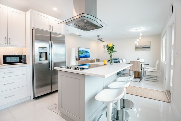 Refrigerador, microondas, horno, placa de cocina