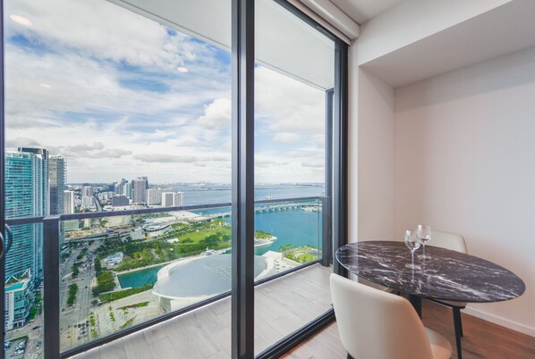 City view - Stylish Studio with City View in Bayside (Miami)