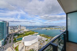 Balcony - Stylish Studio with City View in Bayside (Miami)