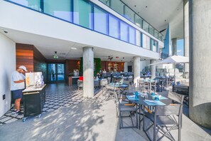 Restaurant - Stylish Studio with City View in Bayside (Miami)