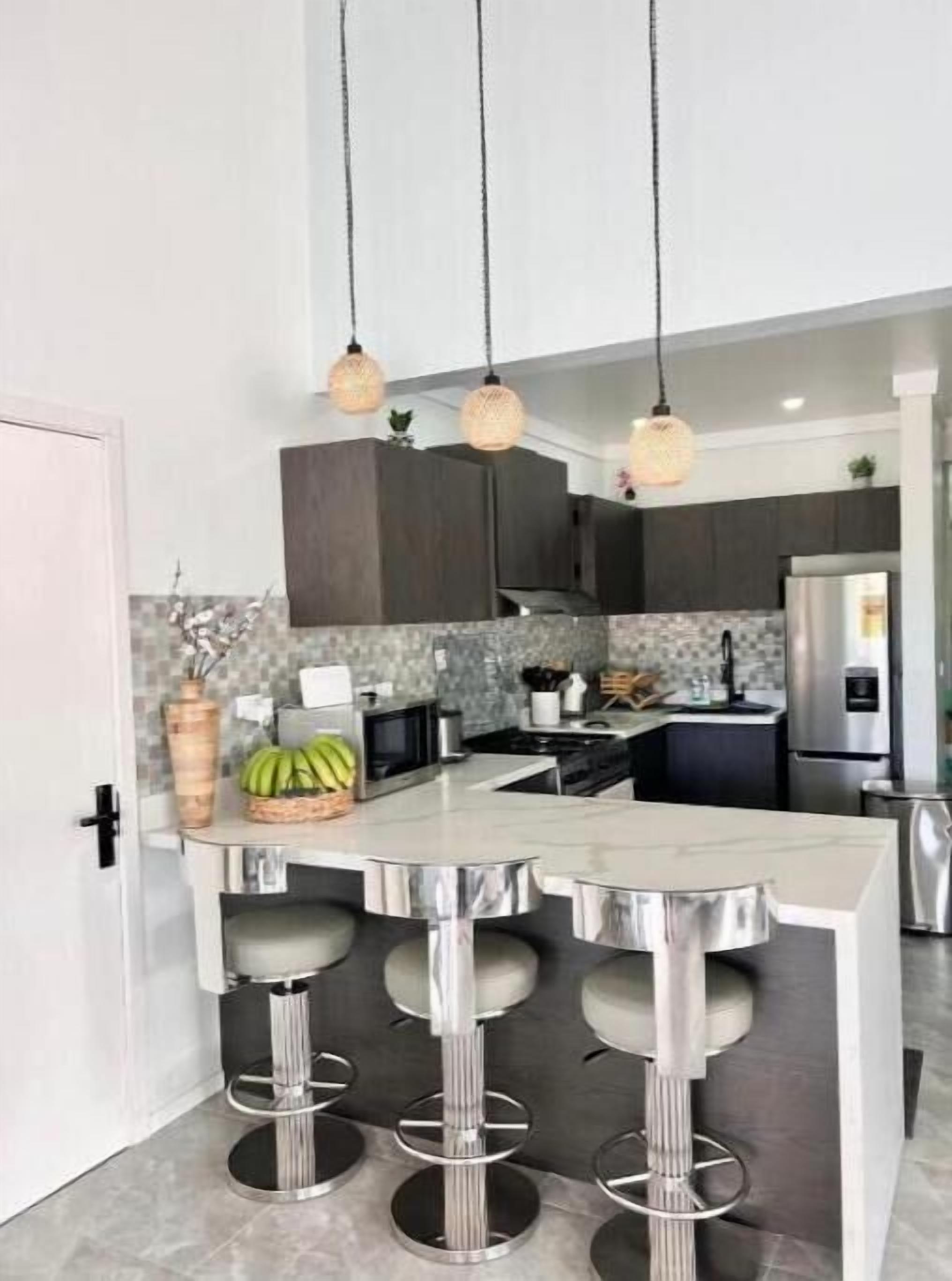 Een koelkast, een magnetron, een oven, een kookplaat