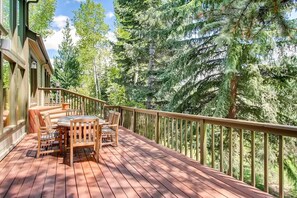 Outdoor dining - Large Family Ski Vacation Home minute from Vail&BC (Avon)