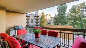 Outdoor dining - Luxury Location | Gondola Access & Walkable Town (Avon)