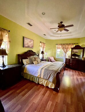 4 habitaciones, escritorio y tabla de planchar con plancha