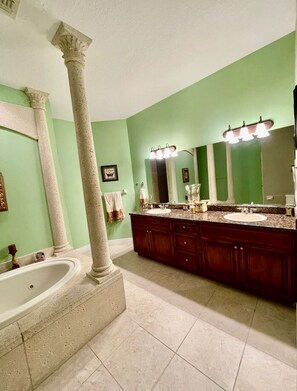 Jetted tub, hair dryer, towels, soap - Spacious 4BD/4BA Dream Villa w/LRG Backyard in PSL (Port St. Lucie)