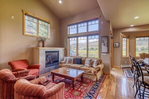 TV, fireplace, stereo - Comfortable Duplex only 10 Min to Skiing (Edwards)