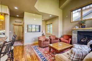 TV, fireplace, stereo - Comfortable Duplex only 10 Min to Skiing (Edwards)