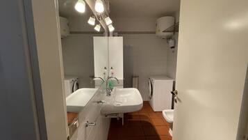 Doccia, asciugacapelli, bidet, asciugamani