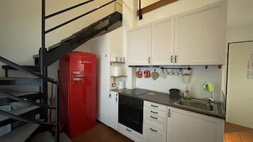 Frigorifero, forno, piano cottura, pentole/stoviglie/utensili